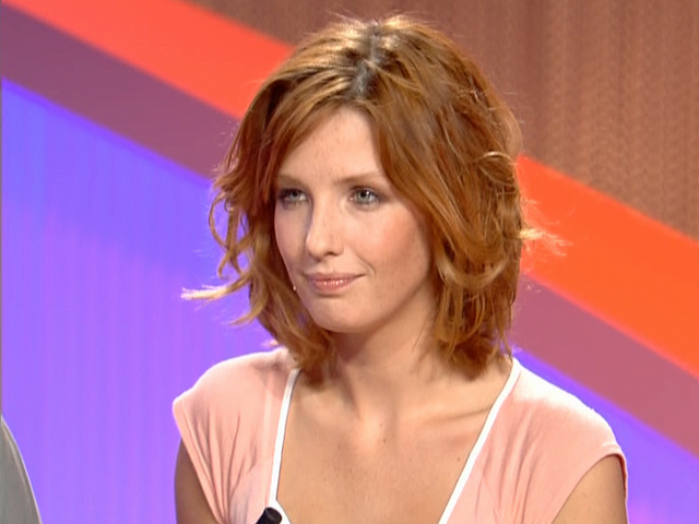 Please classify English actress Kelly Reilly